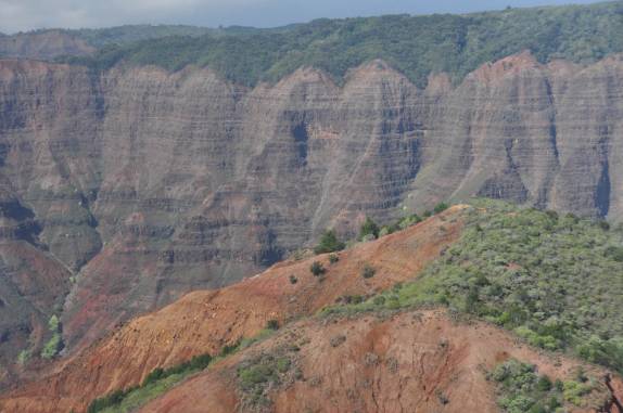 Sobrevoando canions e montanhas praticamente inacessíveis em Kauai, no Havaí